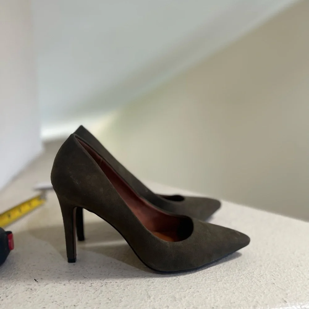Christian Sirano Size 9 Olive Green pumps point toes shoes career office‎ smart